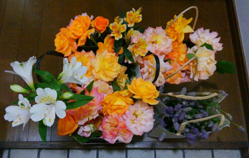 玄関の画像 by pieni_sayaさん | 玄関とアルストロメリアとラベンダーとバラといただきものとご近所さんちのお花ときれいと大量とバラ好きとお花とバラを楽しむ