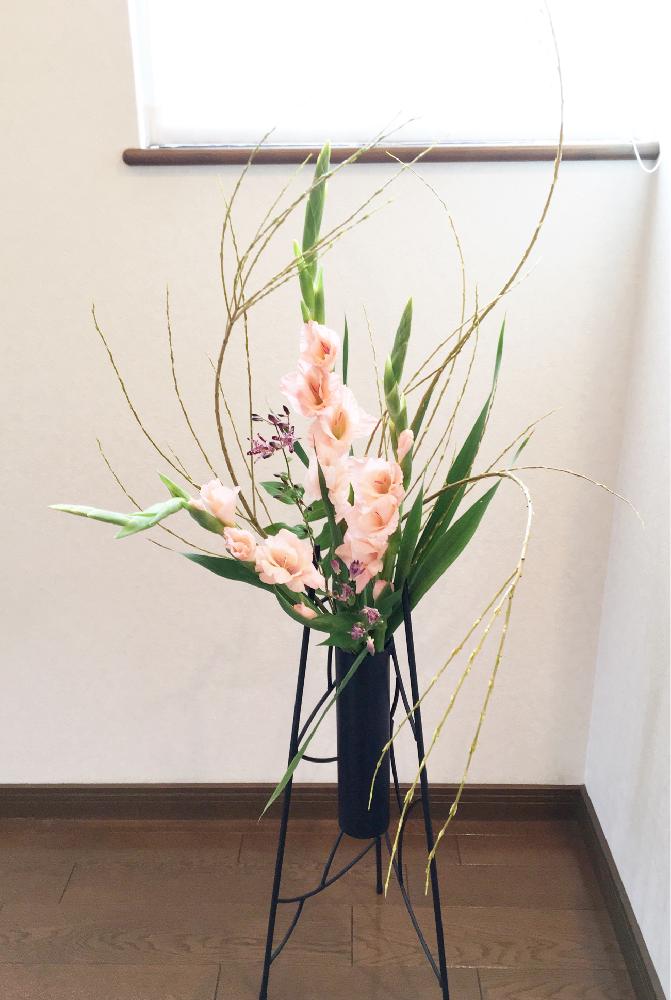 窓辺の画像 by けいかずさん | 窓辺とグラジオラスとコウリヤナギとホトトギスとWEEKEND FLOWERとピンクの花といけばなとフラワーアレンジメントと花のある暮らしと秋のリビングフラワーと生け花と鉄花器とスマイルアレンジメント