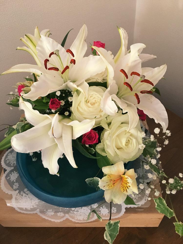 部屋の画像 by かよさん | 部屋とオリエンタルユリと薔薇とスプレーバラとアルストロメリアとカスミソウとアイビーとスマホ撮影とキュンキュン乙女倶楽部と癒しとGSのみなさんに感謝♡と和むとしあわせ♡とフラワーアレンジメントと花のある暮らしと白い花