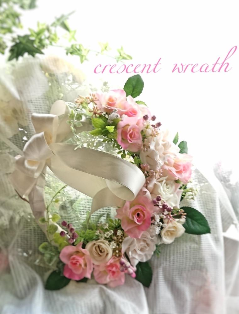 窓辺の画像 by miecoさん | 窓辺とflowerWreathとリースと100均アレンジと花のある暮らしとwreathとシャビーアンドナチュラルとroseとcrescentwreathとクレッセントリース