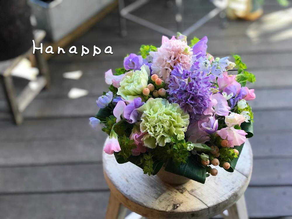 バルコニー/ベランダの画像 by hanappaさん | バルコニー/ベランダと花のある空間とフラワーアーティストとWEEKEND FLOWERと花を飾ろうとスタイリッシュとテーブル花とプレゼントと東京とお供えと花のある生活とGS映えと今日の一枚とペットのお供えと今日のお花と花屋とフラワーアレンジメントと花のある暮らしとお店とフラワーギフト