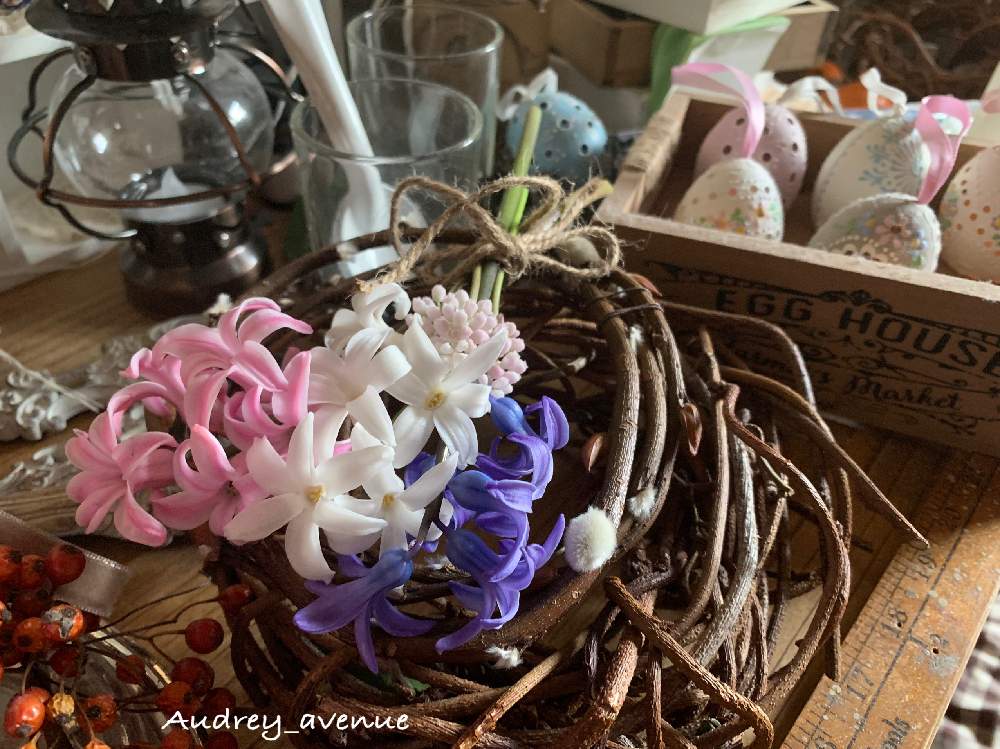 部屋の画像 by Audreyさん | 部屋とヒヤシンスとムスカリ ピンクサンライズとネコジャラシとあけびのつるとローズヒップとアンティーク雑貨とアンティークとお気に入り♡とナチュラルガーデンと今日の一枚と雑貨好き♡とDIYと庭仕事とナチュラルスタイルとガーデニングと12月生まれ♪と作業台と花のある暮らしと大人かわいい♪とイースターとイースターエッグと『秋植え球根』フォトコンテストとお庭を彩るお花・樹木フォトコン