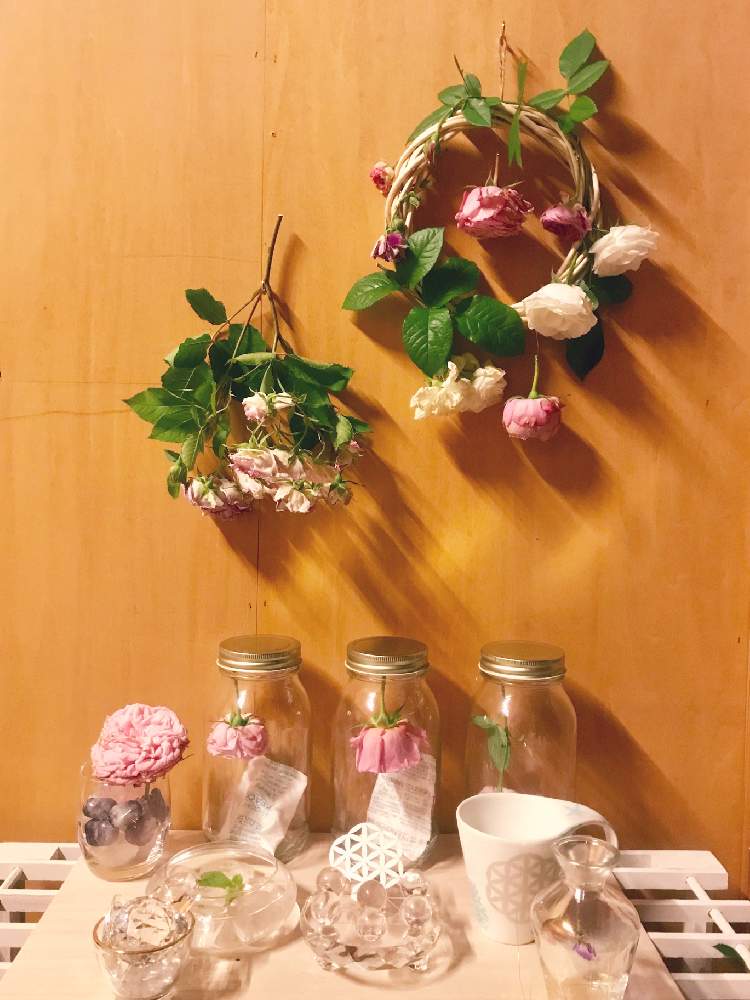 部屋の画像 by Mystique garden さん | 部屋とミニバラと薔薇とフローリスト&ガーデナーローズとドライフラワーと真っ赤なバラとピンク❤︎ピンクとドライフラワー リースとドライフラワーアレンジと薔薇のリースと花のある暮らしとバラ・ミニバラ