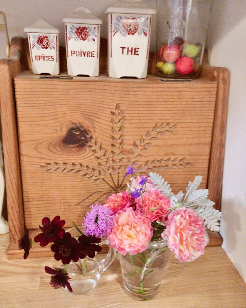 キッチンの画像 by Mの森さん | キッチンとHTCとお庭のお花を飾ると薔薇愛同盟と絞りのバラとクロード・モネと花のある暮らしと薔薇♪とMの森の薔薇2019とロザリアンとチョコレートコスモス!とアンティークとアンティークキャニスターとカントリー風とDIYブレッドBox