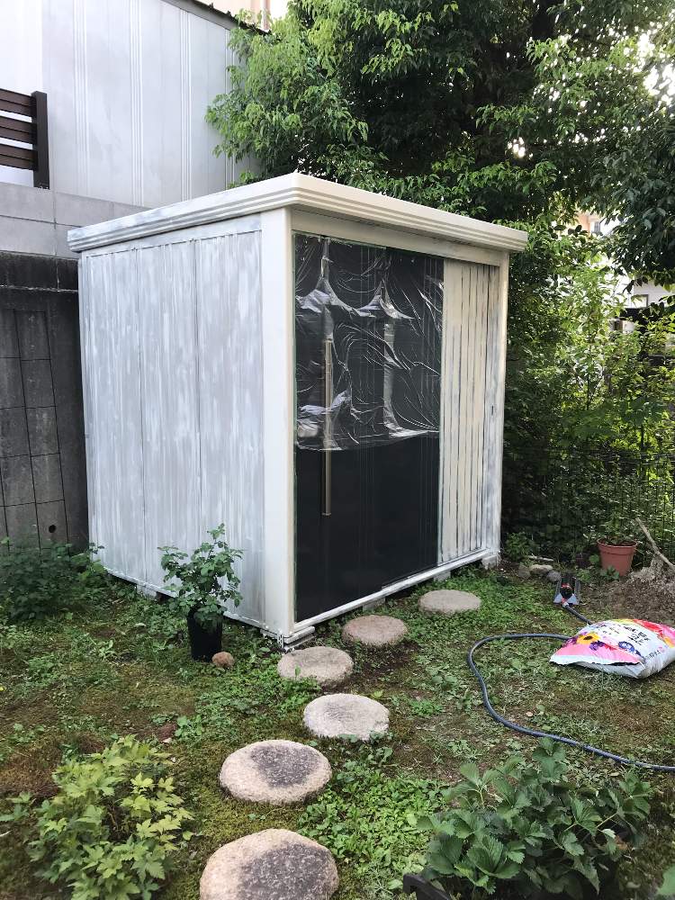 小さな庭の画像 by ササっとさんさん | 小さな庭と小屋っぽくなった物置き(о´∀`о)と白い壁に緑は映えるね!とココは明日塗るとササっとは満足じゃーとペンキ塗りは穴掘るより楽!と木に見える?とテキトーの奇跡とDIYまでやるとはな。とイングリッシュガーデンに憧れてとやり出したら楽しい!と花のある暮らしと物置きDIYスタートと明日も晴れますように