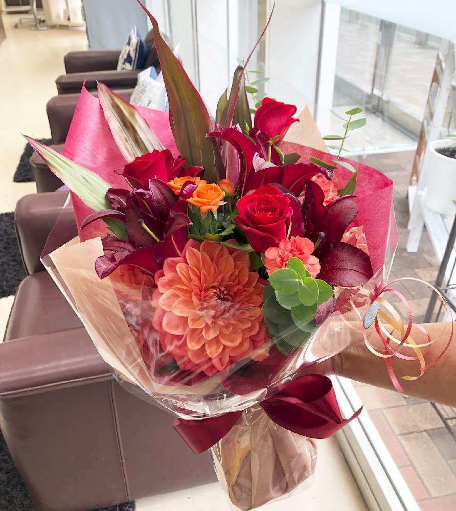 の画像 by えりりんさん | ダリアとユリと薔薇とカーネーションと赤ドラセナとユーカリ アップルボックスと『可憐なミニブーケ』フォトコンテストと植物オタクと癒しと季節の花ときれいと植中毒と秋の気配とブーケと花屋とお祝い花と花のある暮らしとかわいいと花は癒やし♡とチーム福岡とやっぱり花が好き♡と切り花と花束