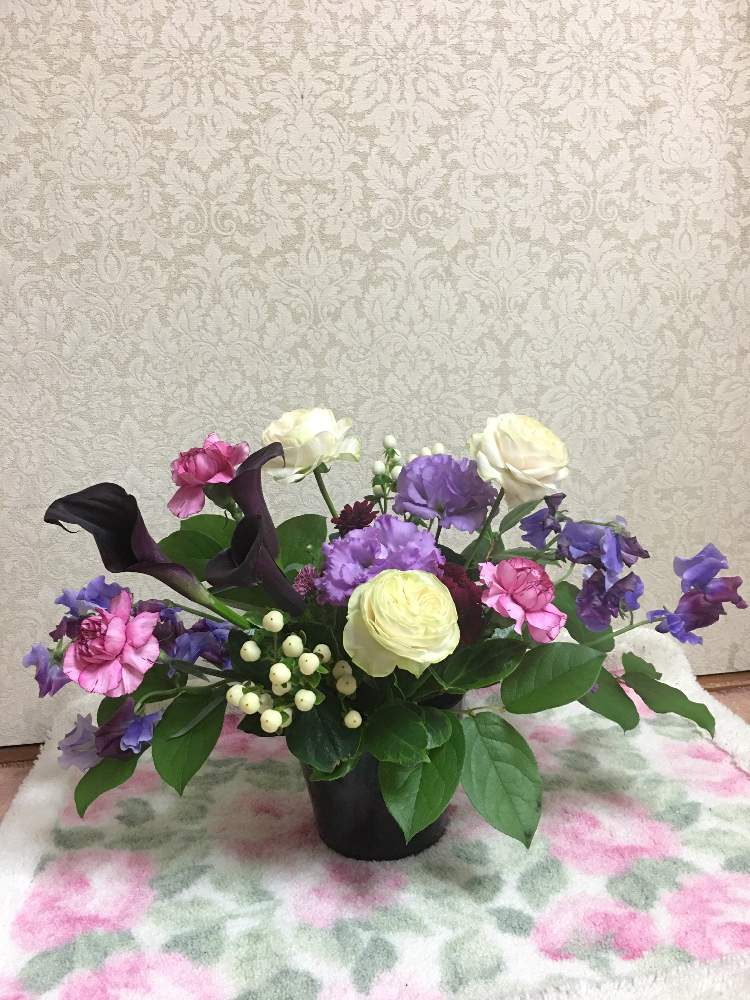 部屋の画像 by ライオンさん | 部屋とカラーとキクとトルコキキョウとバラとヒペリカムとスイトピーとカーネーションと花のある暮らしとレモンリーフの葉と斑入りツバキの葉とアレンジメントpart3とWEEKEND FLOWERとフラワーアレンジメント