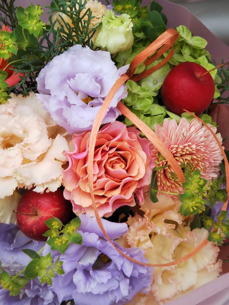 の画像 by うさぎYYさん | ばら バラ 薔薇とトルコキキョウ。とヒバ。と姫りんご❇︎とフラワーアレンジメントと ガーベラ