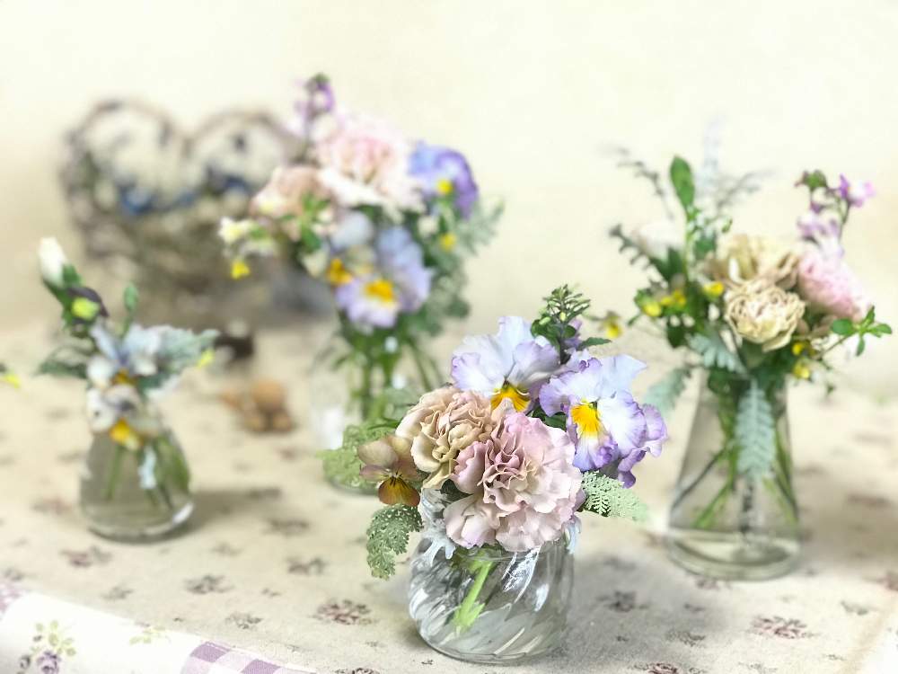 部屋の画像 by nyacoさん | 部屋とカーネーション♡とWEEKEND FLOWERと春のお花とビオラ・パンジーと花いっぱいプロジェクトとありがとう♡と庭の花と#今週もうちで過ごそう.とそうだ 花屋、行こう。とおうちフラワーフォトコンテストとおうち園芸とヌーヴェルヴァーグとバラと夢CLUBとこういう時こそお花を飾ろうとstayhomeと花のある暮らしとBouquet de quicouleと手を繋ごうと切り花