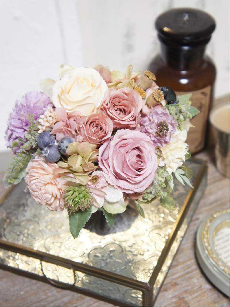 インテリアの画像 by piment rouge さん | インテリアとプリザーブドフラワー薔薇とピンク❤︎ピンクとローズアレンジとプリザーブド フラワーと フラワーアレンジとぴもんるーじゅとローズアレンジとフラワーアレンジメントとリビングインテリアとCreema ID▶︎piment rougeと花のある暮らしとお花のある生活とお花は癒しとインテリア雑貨とフラワーギフトとminne▶︎ぴもんるーじゅ