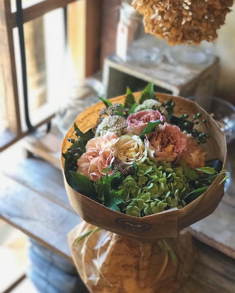窓辺の画像 by hanappaさん | 窓辺と花のある空間とフラワーアーティストとWEEKEND FLOWERとお祝いとばら バラ 薔薇とプレゼントと癒しと花のある生活とフラワーデザイナーと今日の一枚と今日のお花と空間ディスプレイとブーケと花屋と可愛いと花のある暮らしとお花のある生活とお店とフラワーギフトと花束