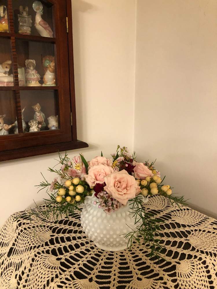 部屋の画像 by sasukemamaさん | 部屋とフレッシュフラワーアレンジメントとヒペリカムの実とアルストロメリア花とアメリカの野生植物とスプレーローズ♡︎ʾʾとおうち園芸とアメリカの景色と生花と花のある暮らし