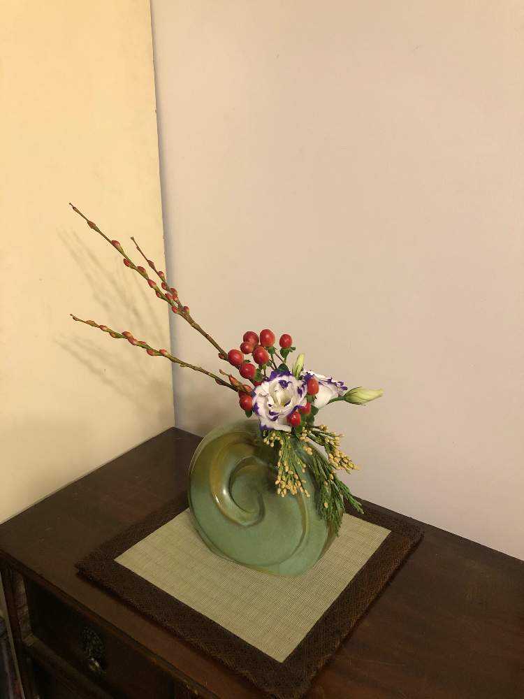 部屋の画像 by sasukemama(T・Henty)さん | 部屋とフレッシュフラワーアレンジメントとヒペリカムの実とアメリカの野生植物とトルコキキョウ。とおうち園芸とアカメヤナギ*と花のある暮らしとニオイヒバ♪とアレンジメントと生け花