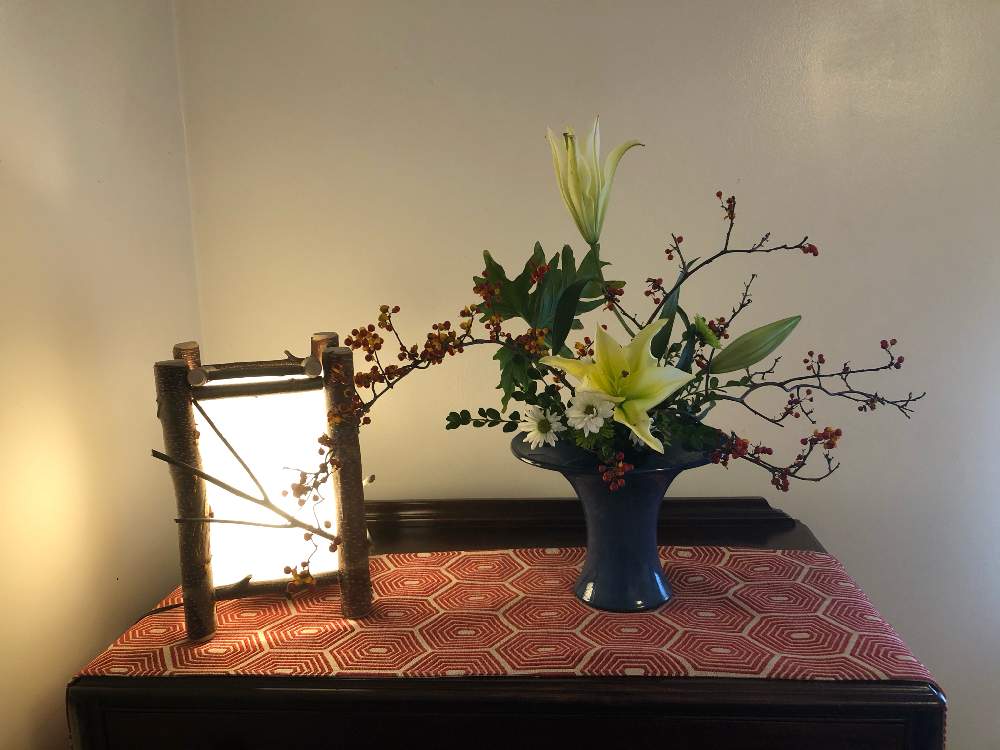 部屋の画像 by sasukemamaさん | 部屋とフレッシュフラワーアレンジメントと花材とフィロデンドロン セロームと中輪菊。とツルウメモドキの実と百合の花と花のある暮らしとツゲ科常緑低木とアレンジメントと生け花