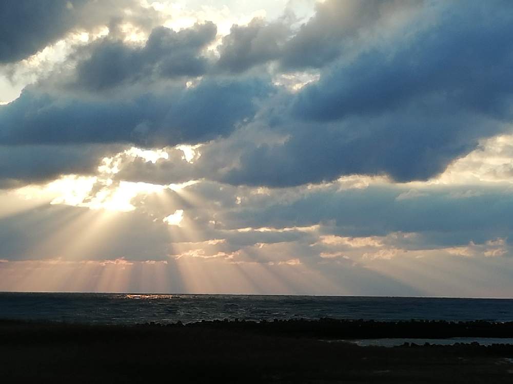 お出かけ先の画像 by 海の月さん | お出かけ先とバスの車窓よりと車窓と稲佐の浜近くと素敵な景色と島根県と夕暮れ時と神々しい海と出雲市と神々しくと日本海と天使の梯子