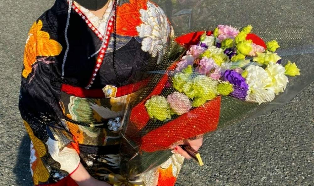 お出かけ先の画像 by まりみさん | お出かけ先とトルコキキョウ 花束と我が家の花を持つ娘