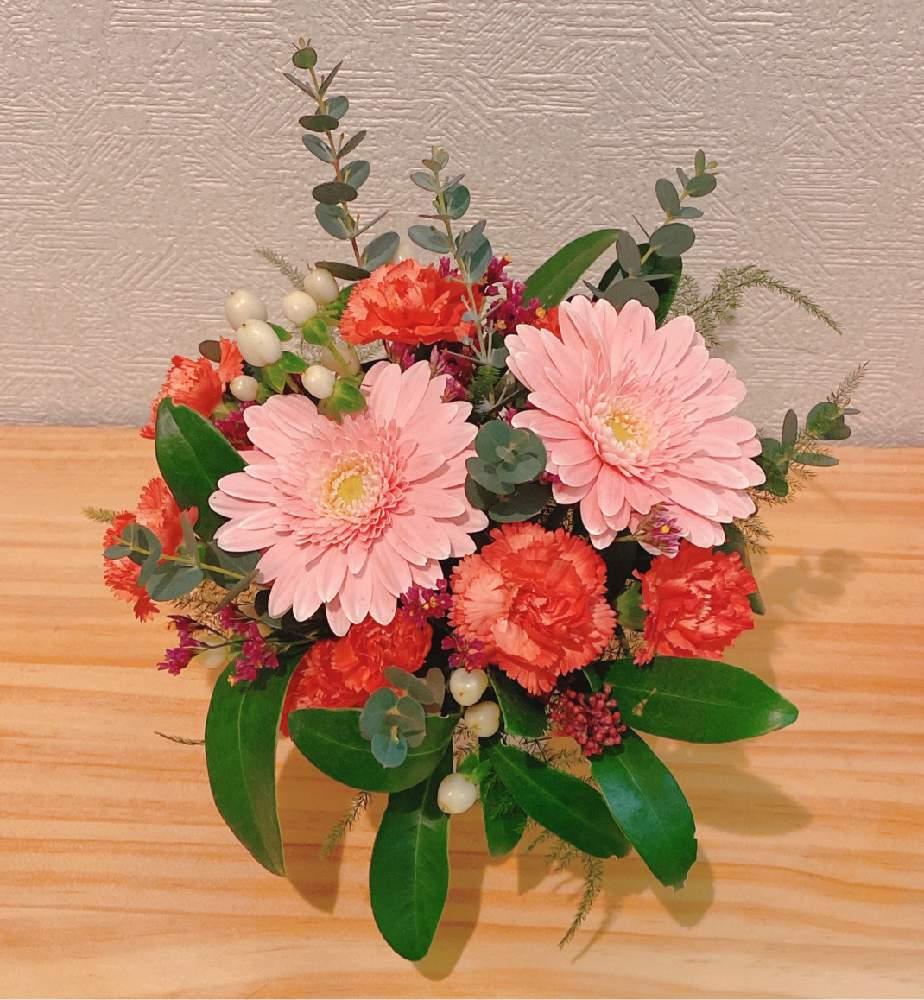 インテリアの画像 by ホエリさん | インテリアとカーネーション♡とスキミア♡とお花大好き♡と花好きさんと繋がりたいとフラワーライフセラピストと植中毒と生花と癒しの花とユーカリ♡とフラワーアレンジメントと花のある暮らしと ガーベラとお花屋さんと花育士とiPhone撮影とヒペリカム❇︎