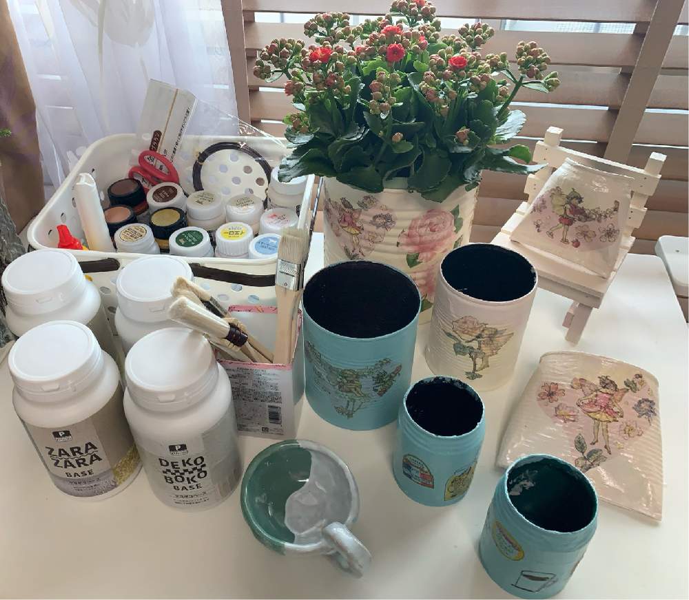 窓辺の画像 by EMIさん | 窓辺とリメ缶とお気に入りの器や花瓶と植物とカランコエ(頭の良くなるお花)とリメ缶 手作りリメイク缶とおうち園芸とカランコエ属と花のある暮らしとカランコエ(八重ローズ咲き)とたかりえちゃんのリメ缶