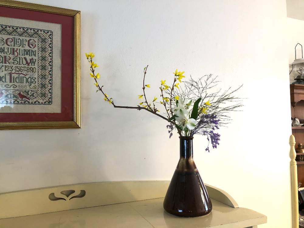 部屋の画像 by sasukemamaさん | 部屋とフレッシュフラワーアレンジメントと生け花のある暮らしと色付けシーラベンダーとレンギョウ…とツリーファーンと花のある暮らしとアルストロメリア~とアレンジメント