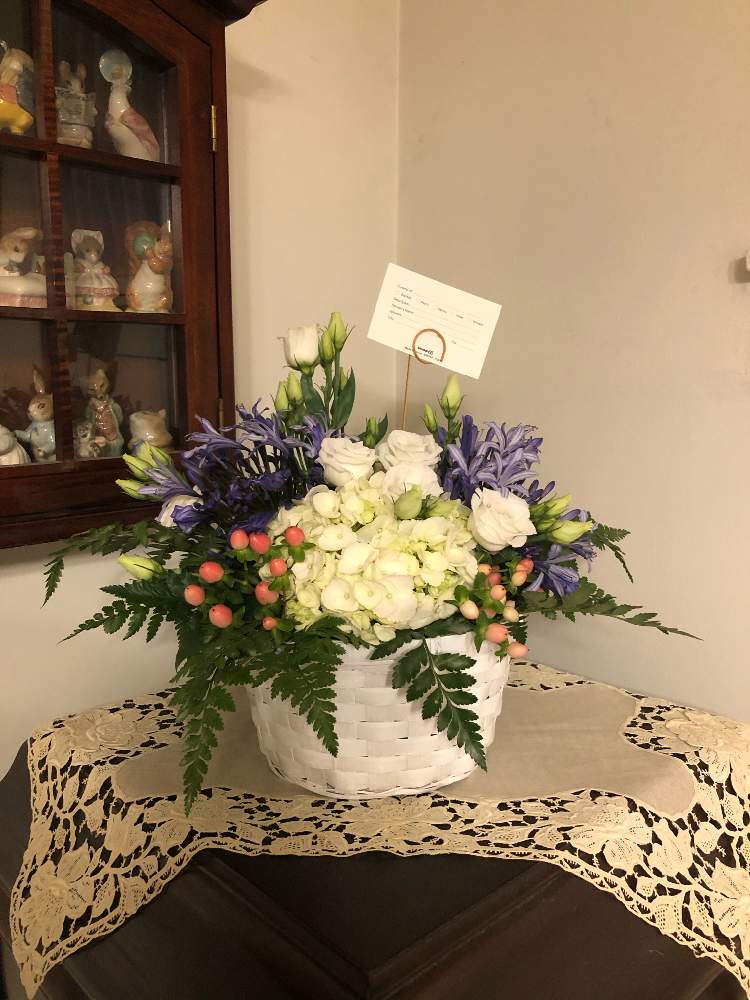 部屋の画像 by sasukemamaさん | 部屋とフレッシュフラワーアレンジメントとレザーリーフファンとアジサイの花と生け花のある暮らしとトルコキキョウ 白と緑のある暮らしとアガパンサス❇︎とアジサイ 紫陽花と花のある暮らしとヒペリカム❇︎とアレンジメントと生け花