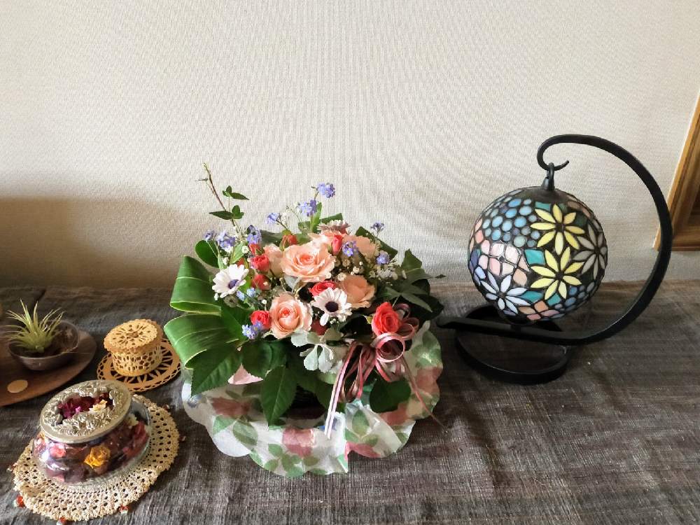 部屋の画像 by むーさんままさん | 部屋とカスミソウとスプレー薔薇とドラセナとアイビーとカランコエ プミラと忘れな草とオステオスペルマムと華やか✨とピンクの花とプレゼントと可憐と青い花とHappy birthdayとお花のある暮らしと感謝✨と希望✨とほっとひと息と白いお花とフラワーアレンジメントとちいさなシアワセ♡とアレンジメントと切り花と繋がりに感謝✨と切り花を楽しむ