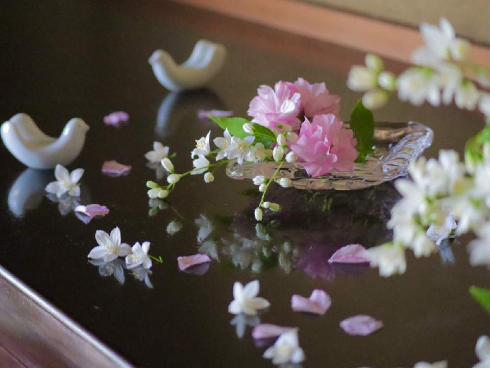 棚の画像 by こもひささん | 棚と桜アレンジと庭の花と花を飾ると八重桜*とさくら 桜 サクラとアレンジと姫ウツギ♪と桜さくらサクラと姫空木(ヒメウツギ)と桜の花♡とスガハラガラスと八重桜❤と望遠レンズと『2021桜』フォトコンテスト
