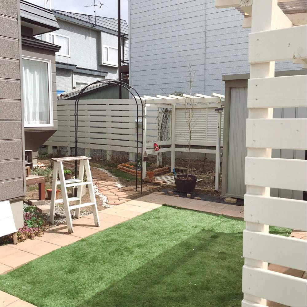 小さな庭の画像 by kotoriさん | 小さな庭とタイルとシャラの木と人工芝と自転車小屋DIYとレンガの小道DIYと北海道とお庭の掃除とアーチ