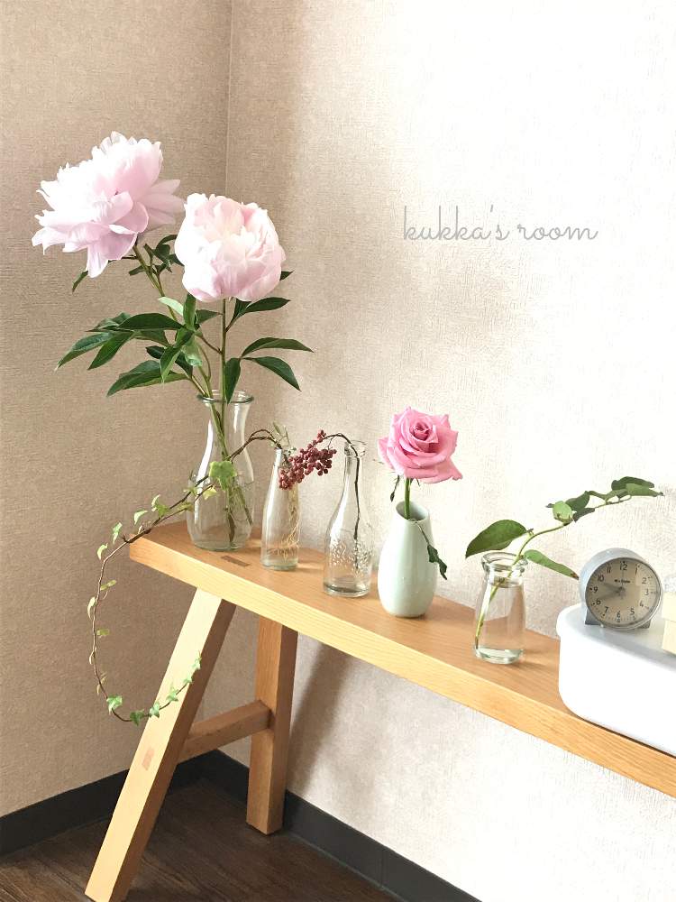 部屋の画像 by kukkaさん | 部屋とシャクヤクとバラとアイビーとペッパーベリーとレモンリーフとふわふわとWEEKEND FLOWERとケーラーとドライフラワーと春のリビングフラワーフォトコンとピンクの花と癒しと切り花を楽しむとピンク❤︎ピンクと季節の花とオマジオと穏やかな心とナチュラルスタイルと花のある暮らしと切り花とふんわり
