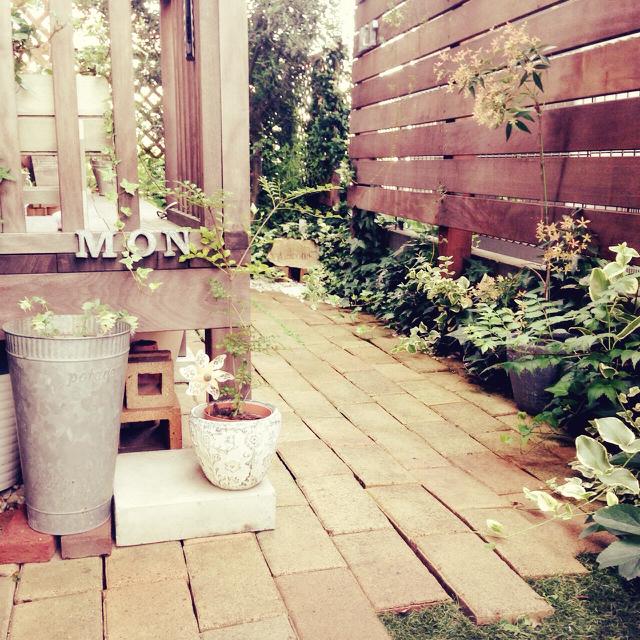 ウッドフェンスの投稿画像 By Risaさん ブリキオブジェとウッドデッキとガーデニングと手づくりの庭とアンティークと人工芝とレンガとガーデン雑貨 15月7月27日 Greensnap グリーンスナップ