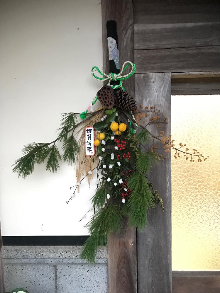 玄関 の 正月 飾り
