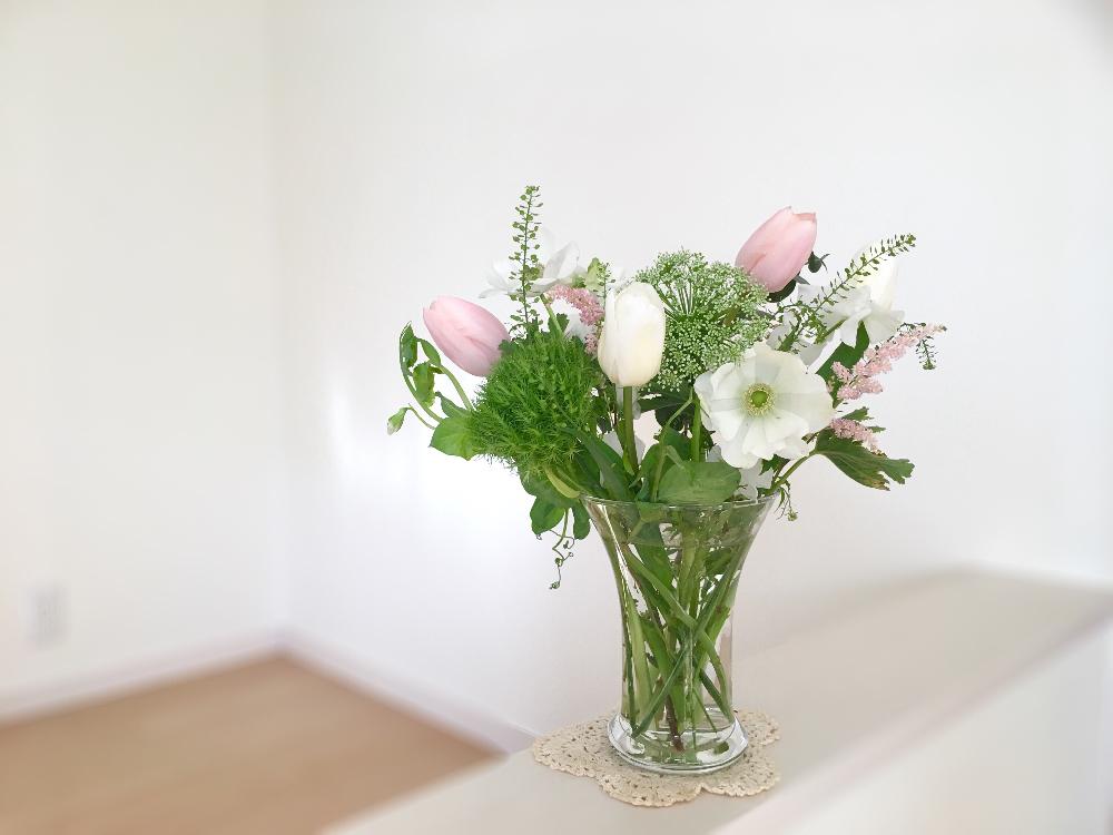 ローズゼラニウムの投稿画像 By Hiromiさん ユーカリとテマリソウとスイートピーとアスチルべとレースフラワーとえんどう豆とナズナとチューリップとアネモネと部屋と投げ入れと生花と春を感じる花とナチュラルスタイルとフラワーアレンジメントと 切り花と春のリビング