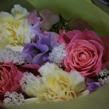 いい匂い♡の画像 by yuki.Iさん | 部屋とスターチスとカーネーションとスイトピーとバラと毎日投稿とお花を楽しむといい匂い♡と可愛いお花と幸せのおすそわけと花っていいねと今日の一枚