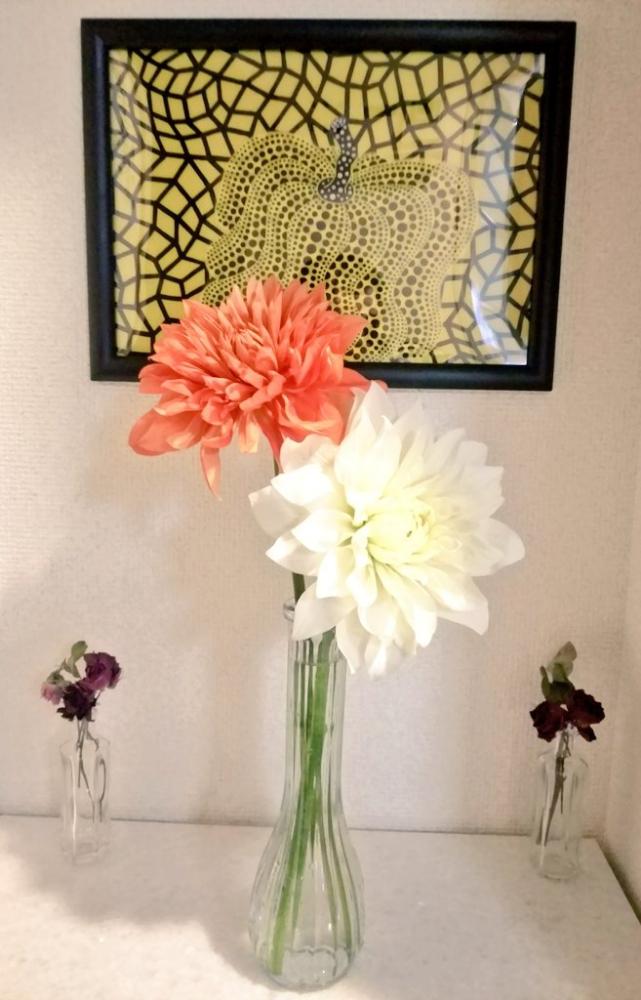ダリアの投稿画像 By ウサコッツさん ドライフラワーと花瓶 フラワーベースコンテストとgs映えとインテリアと植物と植中毒と大輪系と生花とオレンジ色と花 のある暮らしと白い花と切り花とバルコニスト 18月4月12日 Greensnap グリーンスナップ