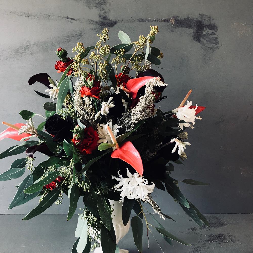 黒バラ の投稿画像 By Back To Natureさん 赤バラ とユーカリ とプレゼントとお祝いのお花とgs映えと季節の花とアレンジと生花とフラワーアレンジメントと花のある暮らしと黒バラとインテリアグリーン 18月11月5日 Greensnap グリーンスナップ