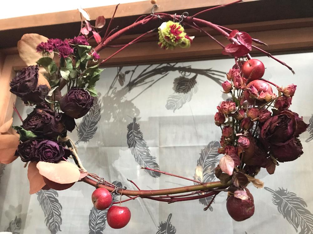 今日の一枚の投稿画像 By Miさん ドライフラワーアレンジとリースと赤い葉っぱとバラを楽しむ 18月12月9日 Greensnap グリーンスナップ