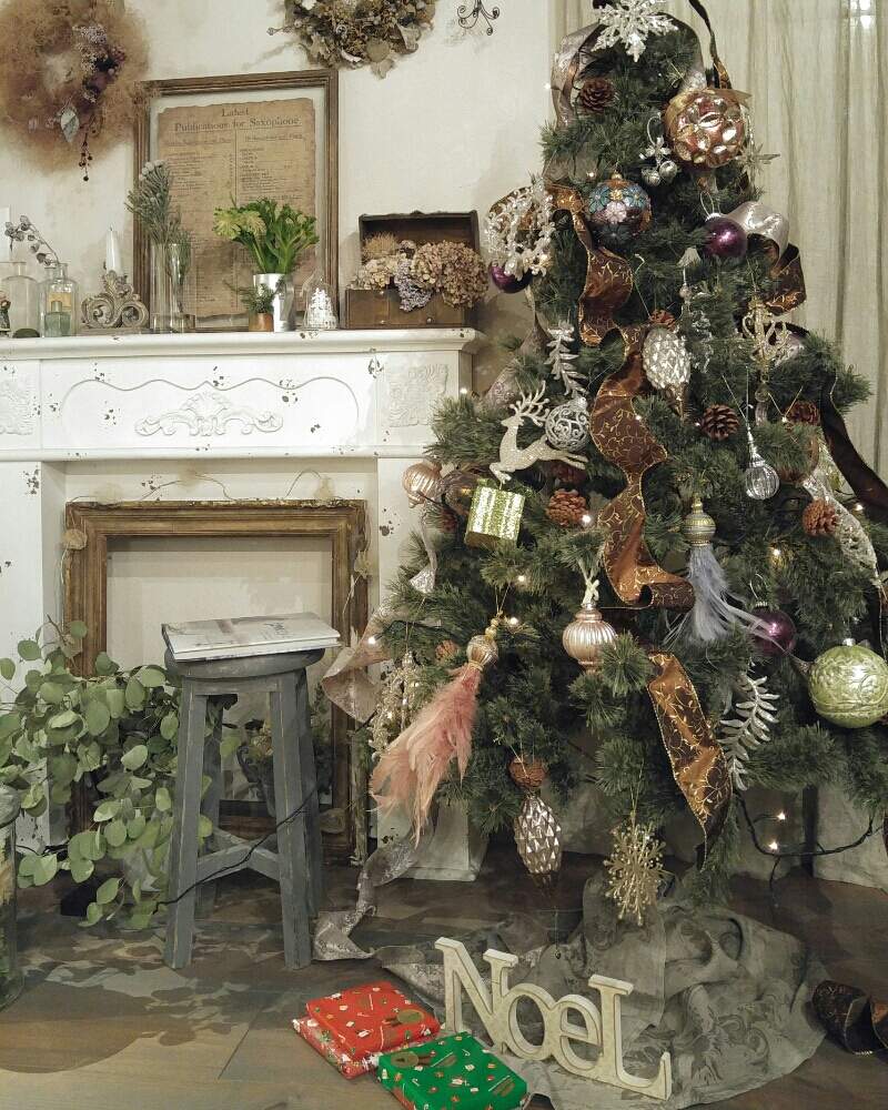 フレンチテイストの投稿画像 By Plantsさん クリスマスツリーとアンティークとナチュラルアンティークとクリスマスディスプレイと花のある暮らしとシャビーシックと大人可愛い 18月12月23日 Greensnap グリーンスナップ