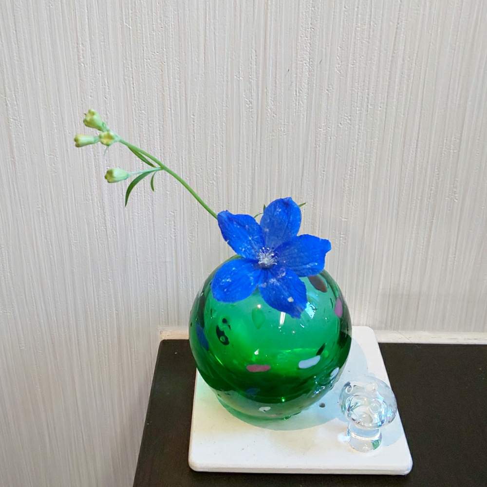デルフィニウムの投稿画像 By かめりあうさぎさん 花のある空間と一輪挿しとお花が好きと残り花とガラスの花器とお花が好き と花のある暮らしとガラスの花瓶とガラスの器 19月4月17日 Greensnap グリーンスナップ