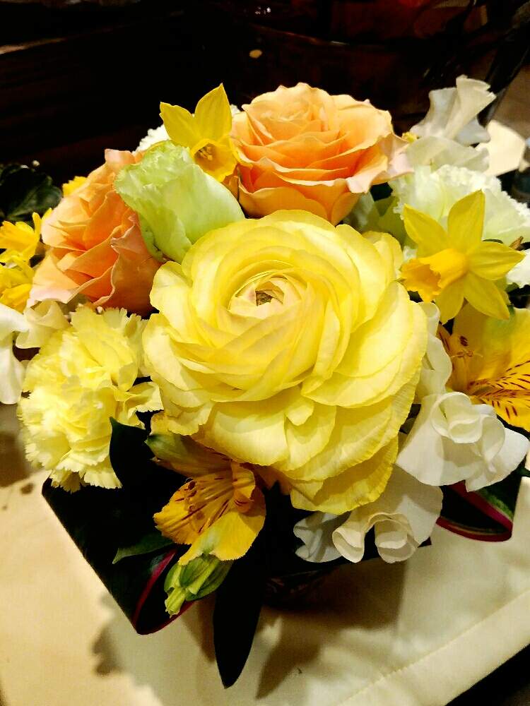 ラナンキュラス 薔薇イエロー系の花束の投稿画像 By ゆめ さん 綺麗 と今日もお疲れ様 と素敵な色合い と可愛い と優しい花に癒やされてと花のある暮らしと可愛い 月1月18日 Greensnap グリーンスナップ