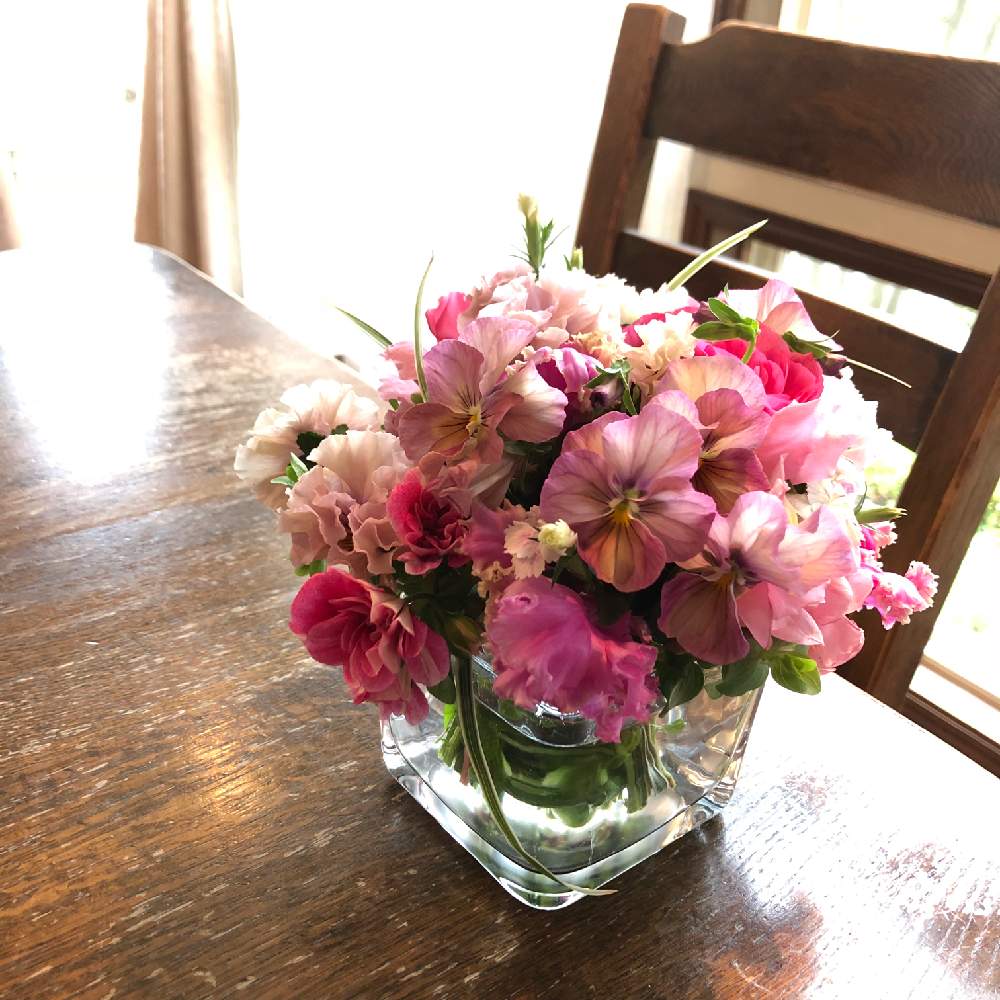 花を飾るの投稿画像 By Akarinさん はなのある暮らしとフラワーアレンジメントと切り花とおうち園芸とおうちで飾るお花 とおうちで飾る花 月5月11日 Greensnap グリーンスナップ