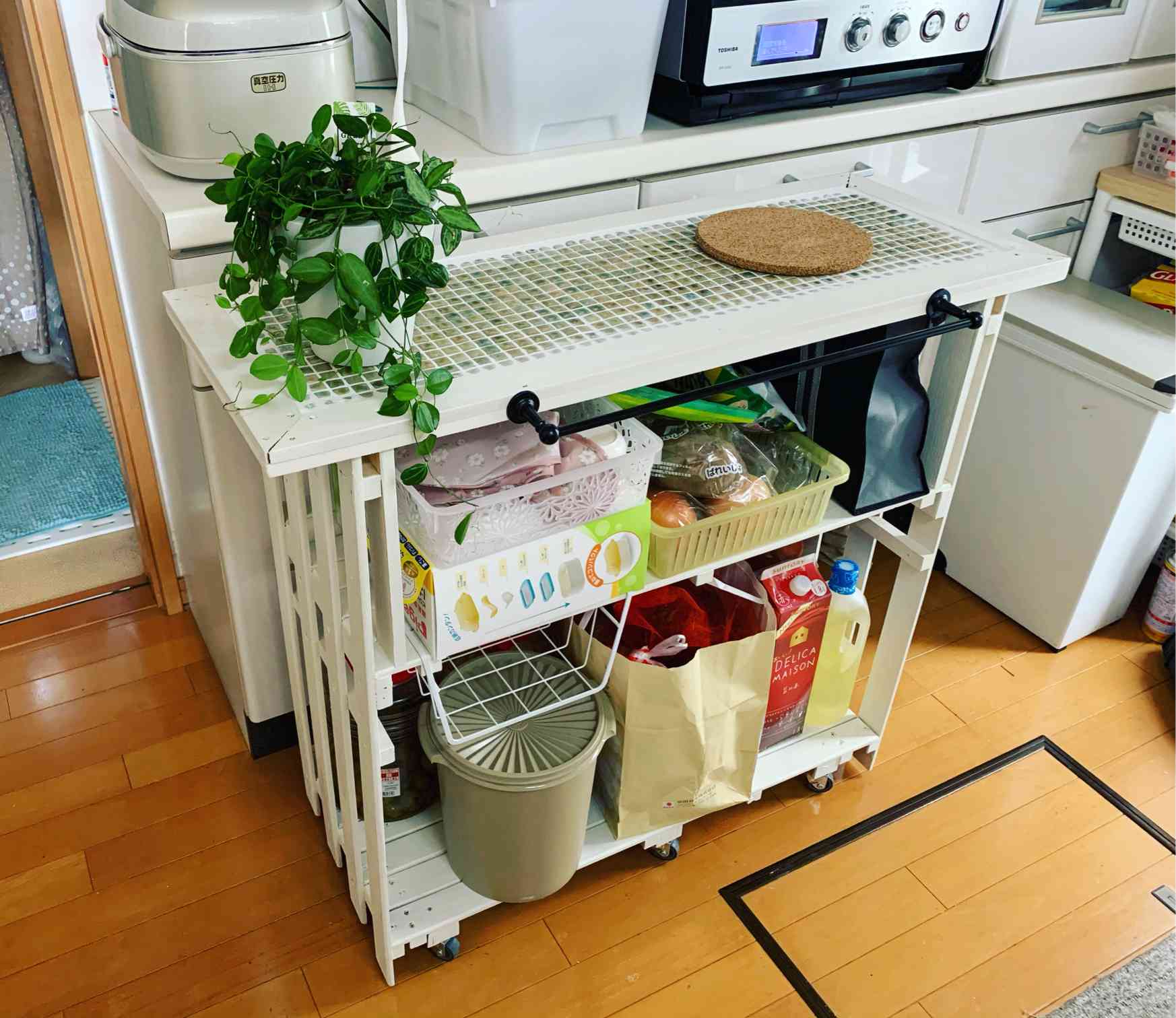 日本製 無垢パイン材使用 キッチンワゴン 黄色いタイルが可愛いです す