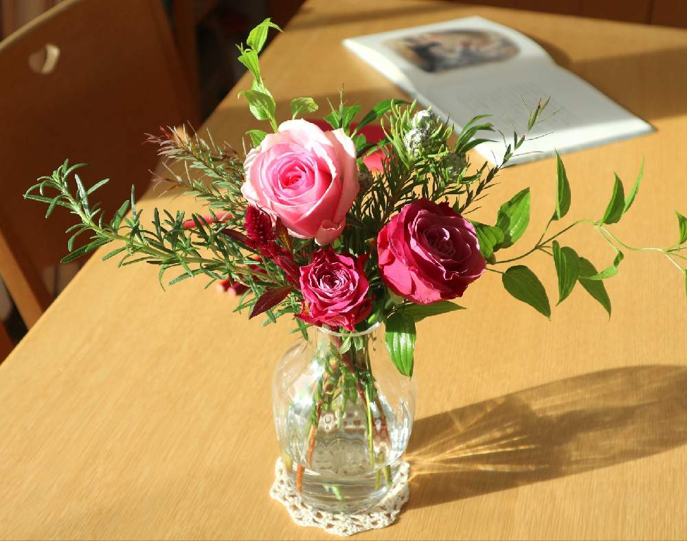 バラの投稿画像 By すえちゃんさん ローズマリーとリューカデンドロンと利久草とweekend Flowerとピンクのバラ と花を飾ると花のある暮らしと切り花とお気に入りの器や花瓶と植物 月12月5日 Greensnap グリーンスナップ