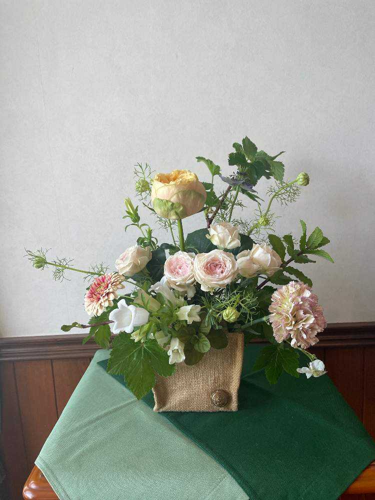 部屋の投稿画像 By かにさん ガーベラ とカンパニュラ と薔薇 とキイチゴ とニゲラ とフラワーアレンジメント と花のある暮らしとガーベラ とカンパニュラ と薔薇 とキイチゴ とニゲラ とフラワーアレンジメントと花のある暮らし 21月4月29日 Greensnap