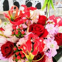 ライラック,バラ、薔薇、ばら,赤い花,切り花,フラワーアレンジメントの画像