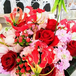 ライラック,バラ、薔薇、ばら,赤い花,切り花,フラワーアレンジメントの画像