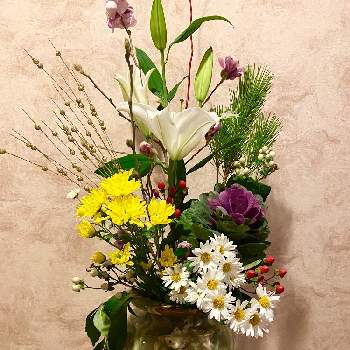 いけたおはなの画像 by kasugiさん | 玄関とキクとユリとハボタンとマツと白い花と幸せの黄色いお花といけたおはなとおうち園芸