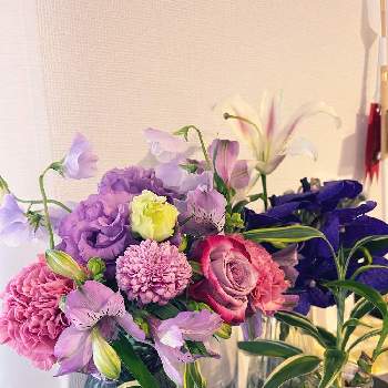フラワーベース♡の画像 by sachicoco1001さん | 部屋とカーネーション♡とピンクの花とありがとう♡とフラワーベース♡と花瓶とスイトピー！と町のお花屋さんとお花のある生活とお花好きとお花好きの人と繋がりたいと紫の花と切り花と朝活とトルコキキョウ。とばら バラ 薔薇とアルストロメリア～