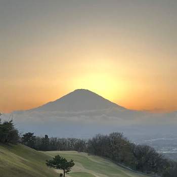 美しい景色の画像 by ひみつのアッコちゃんさん | お出かけ先と足柄峠の中腹にあるゴルフ場⛳️と富士山の見える景色と富士山と夕陽と世界文化遺産と雪化粧の富士山と美しい景色と私のお気に入りと美しい富士山と里山の景色