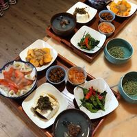 白菜　キムチ,ししとう,冷奴、穂紫蘇醤油漬け,しじみ汁,紫イカの画像
