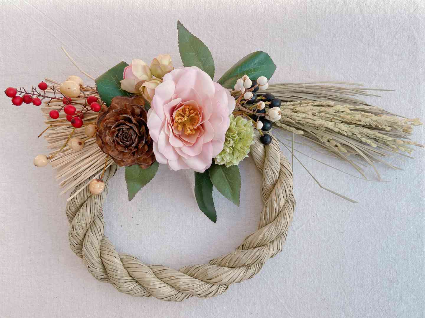 造花と身近にある実を使ったしめ縄飾りの作り方｜🍀GreenSnap