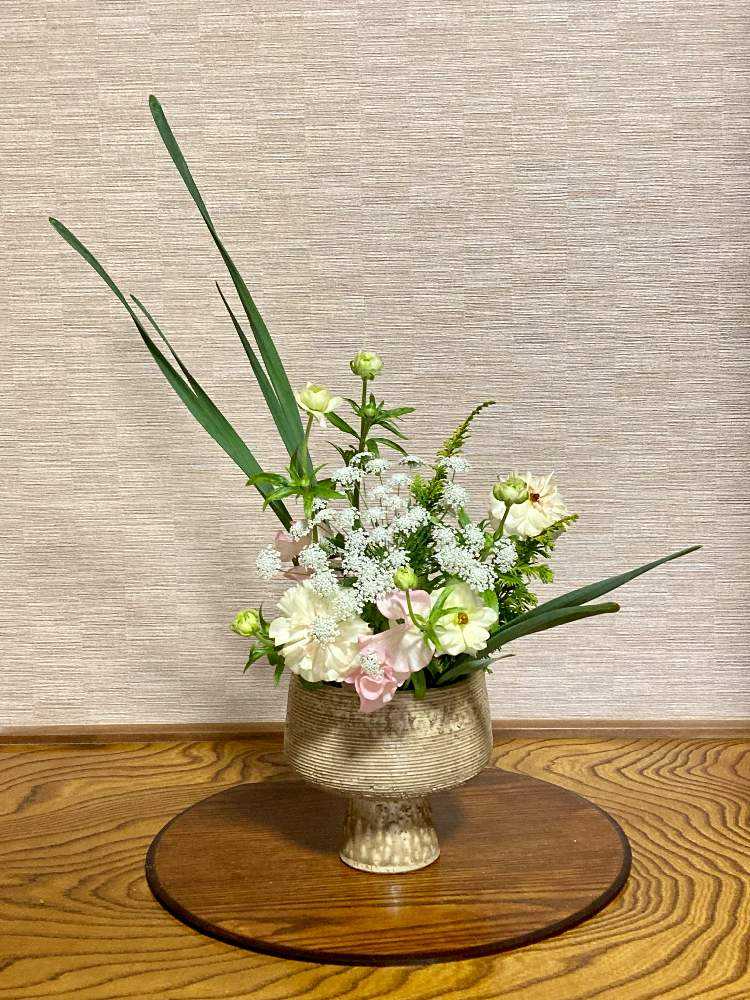 花束を手に アメリカの生徒さんの作品集37〜変形花器に生ける➕sasukemama